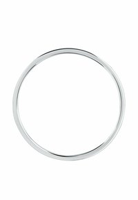 Slät, blank silverfärgad metallring med en enhetlig tjocklek och reflekterande yta på en vit bakgrund.