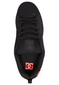 Zapatilla deportiva negra con parte superior texturizada, cordones gruesos negros, detalles en rosa en el lateral y un acolchamiento en el collar para mayor comodidad. Logotipo visible en la lengüeta.