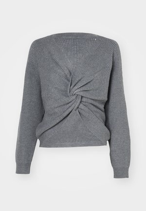 Harmaa neulepusero, jossa on kierteinen etusuunnittelu, V-pääntie, pitkät hihat ja ribbitekstuuri. Pehmeä materiaali, lyhyt malli.