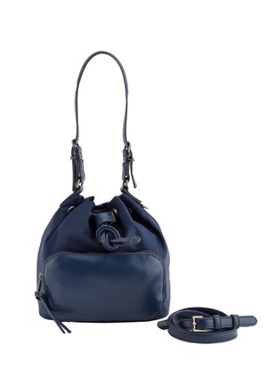 Sac seau bleu marine avec poche avant zippée, bandoulière réglable et une sangle détachable supplémentaire enroulée à côté.