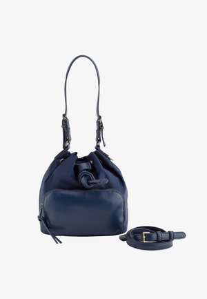 Sac seau bleu marine avec poche avant zippée, bandoulière réglable et une sangle détachable supplémentaire enroulée à côté.