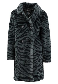 Manteau en fausse fourrure gris foncé avec un motif rayé de tigre noir. Il présente un col large, une coupe croisée et deux fermetures à boutons.
