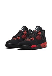 Sneaker in suede nero con accenti rossi, dettagli in rete e un logo Jordan prominente sulla linguetta. Presenta una suola intermedia imbottita e una suola testurizzata.