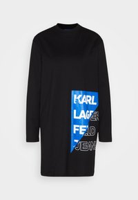 Czarna sukienka z długim rękawem z niebieską graficzną wstawką z białym napisem "KARL LAGERFELD JEANS". Wykonana z miękkiego materiału, luźny krój.