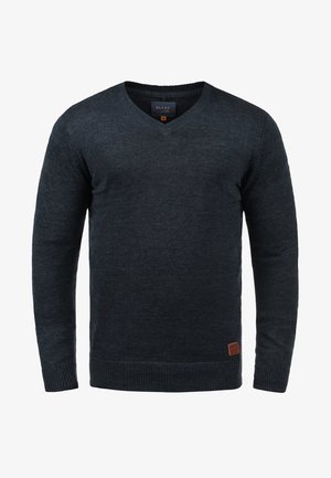 Mørkegrå v-hals genser laget av strikket stoff. Har ribbestrikkede mansjetter og kant, med en liten brun lærlogo lapp nederst til venstre.