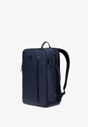 Granatowy plecak z gładkim, trwałym wykończeniem. Posiada wyściełane szelki, boczną kieszeń na zamek oraz łatwy do uchwycenia uchwyt na górze.