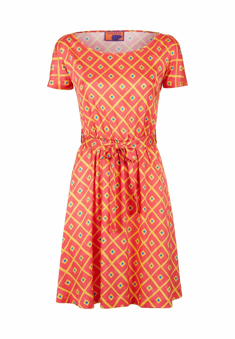 Kurzärmeliges Kleid in leuchtendem Pink mit einem geometrischen Diamantmuster in Gelb und Blau. Besitzt eine taillierte Taille mit einer Schleifendetail.