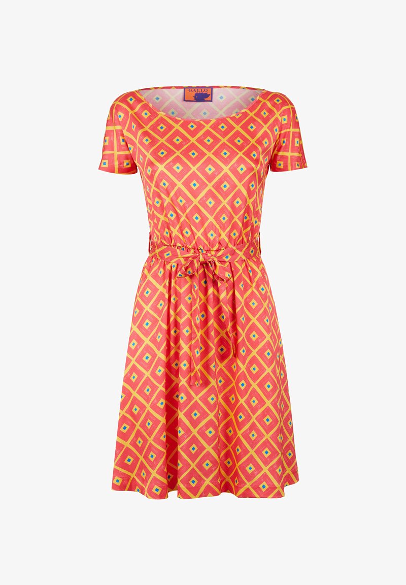 Kurzärmeliges Kleid in leuchtendem Pink mit einem geometrischen Diamantmuster in Gelb und Blau. Besitzt eine taillierte Taille mit einer Schleifendetail.