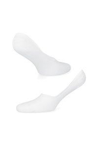 Białe skarpetki typu no-show wykonane z teksturowanej tkaniny, z niskim krojem, który zakrywa tylko stopę, z wzmocnionymi palcami i piętami.