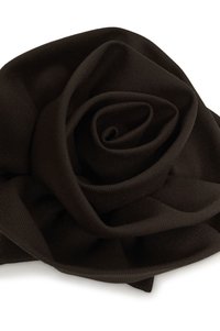 Czarna broszka w kształcie róży z warstwowym, miękkim bawełnianym wykończeniem i realistycznym designem. Wygięte płatki nadają naturalny, kwiatowy wygląd.