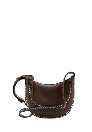 Bolso cruzado de cuero marrón oscuro con forma curvada, detalles de tachuelas plateadas a lo largo de los bordes y una correa de hombro ajustable.