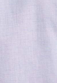 Lichtpaarse stof met een gladde, iets gestructureerde oppervlakte; heeft een subtiel weefpatroon en een zachte val.