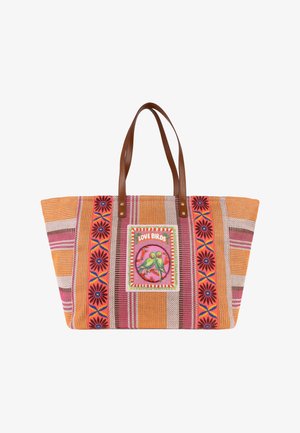 Gestreepte oranje en roze totebag met bruine leren handvatten en een patch met twee groene vogels en de tekst "LOVE BIRDS".