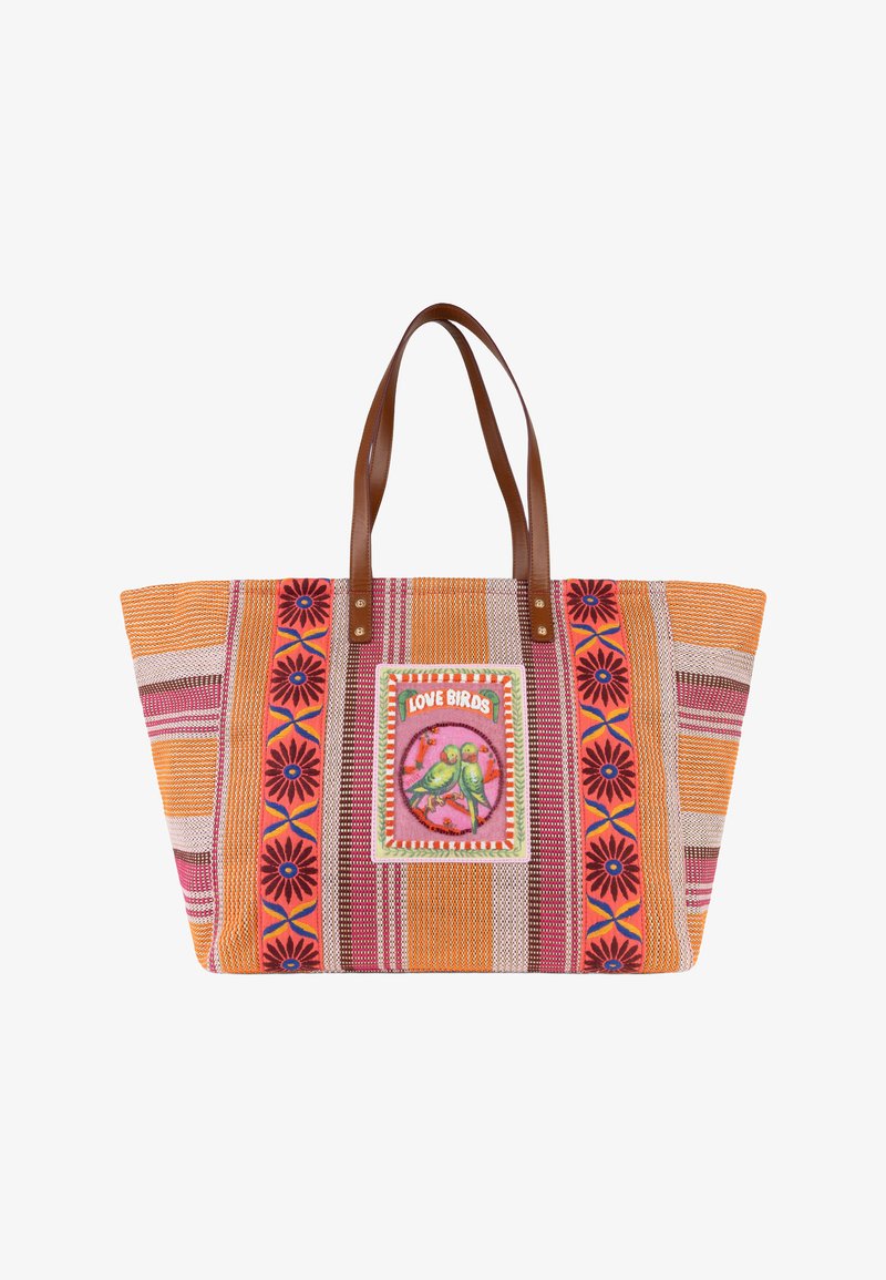 Sac cabas rayé orange et rose avec des poignées en cuir marron et un écusson montrant deux oiseaux verts avec le texte « LOVE BIRDS ».