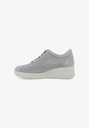 Sneaker con zeppa traforata grigio chiaro con dettagli in camoscio e lacci multicolore, mostra il profilo laterale esterno su sfondo bianco.