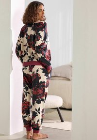 Next REGULAR FIT SET - Pyžamo - ecru red floral