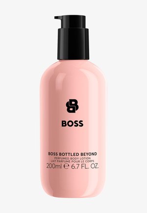 Pink flaske af Boss Bottled Beyond parfumeret bodylotion med sort pumpe og sort tekst på hvid baggrund.