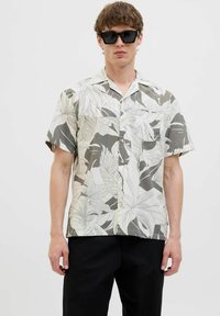 Cămașă cu mânecă scurtă, căptușită cu un model floral în nuanțe de gri și alb. Fabricată dintr-un material ușor, cu un croi lejer și guler.