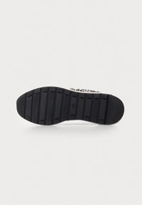 Suola di scarpa in gomma nera con scanalature texture, contrassegnata dalla taglia 40. Forma progettata per trazione e durata. Bordi lisci e superficie uniforme.