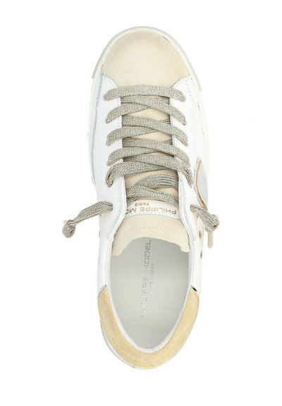Sneaker bianco con accenti in suede beige, tessuto testurizzato, punta rotonda e chiusura con lacci piatti. Presenta il logo impresso sulla linguetta.