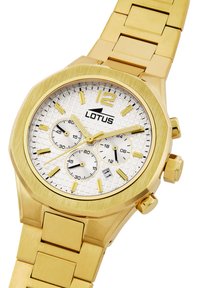 Guldfarvet rustfrit stål ur med et oktogonalt urkasse, hvid tekstureret urskive, chronograf undercifret, gule accenter og et matchende armbånd.