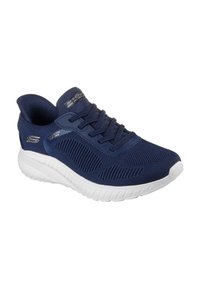 Zapatillas deportivas de color azul marino con parte superior de punto transpirable, suela de amortiguación blanca y patrón texturizado para soporte y flexibilidad.