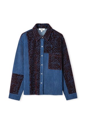 Denim shirt met blauwe stof en donkerrode patroonaccenten, knoopsluiting, kraag en een opgestikte zak. Lange mouwen met geknoopte manchetten.