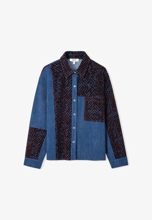 Camicia di denim in tessuto blu con dettagli a motivo rosso scuro, chiusura con bottoni, colletto e taschino. Maniche lunghe con polsini abbottonati.