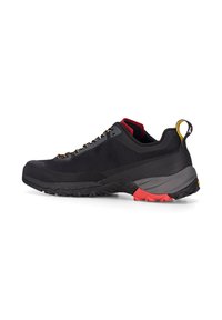 Scarpa da esterni nera con una tomaia texturizzata, accenti rossi a contrasto sulla suola e lacci gialli. Presenta una suola in gomma durevole per una maggiore aderenza.