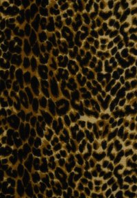 Tissu en imprimé léopard avec un fond beige et des taches noires. La texture semble lisse et légèrement douce, adaptée à divers vêtements.