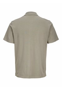 Polo gris à manches courtes vu de dos, avec un col texturé et un ourlet droit.