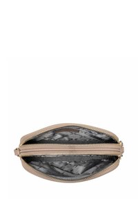 Skórzana torebka kopertówka w kolorze brązowym z zamknięciem na zamek, z szarym wzorzystym wnętrzem i dwoma przegródkami do organizacji. Złote zamki błyskawiczne.