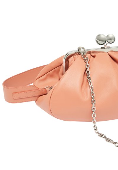 Borsa a mano in pelle pesca con design plissettato, chiusura in argento e tracolla a catena. Presenta un manico piatto e una texture liscia.