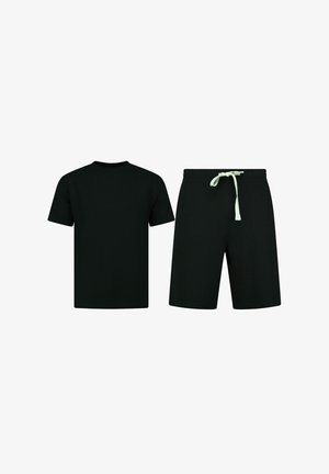 Zwarte geribde T-shirt met korte mouwen en zwarte shorts met een elastische tailleband en lichtgroene trekkoord. Eenvoudig, functioneel ontwerp.