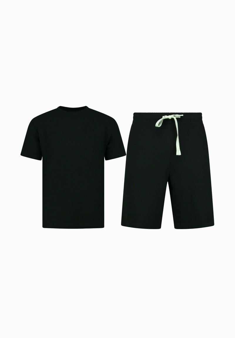 Zwarte geribde T-shirt met korte mouwen en zwarte shorts met een elastische tailleband en lichtgroene trekkoord. Eenvoudig, functioneel ontwerp.