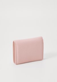 Ružová kožená peňaženka s textúrovaným povrchom, kompaktného obdĺžnikového tvaru a prešívanými okrajmi, s klapkou na zatvorenie.