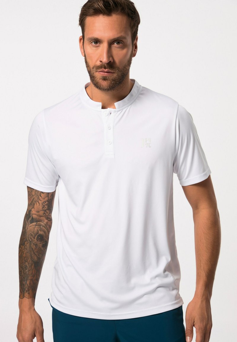 Polo shirt bianco a maniche corte con colletto leggero, abbottonatura a due bottoni e logo discreto sul petto. Texture liscia, vestibilità atletica.
