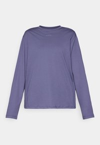 Langermet lilla t-skjorte laget av mykt stoff, med rund hals og subtilt logo på brystet. Enkel design, avslappet passform.