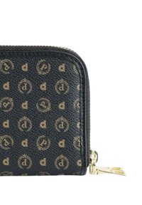 Portafoglio zip nera realizzato in materiale testurizzato, con un motivo a logo dorato ripetuto e un accentuato tirante della zip in tonalità dorata.