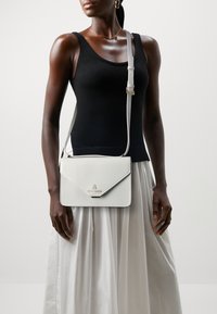 Steve Madden BINDIO - Handbag - cream