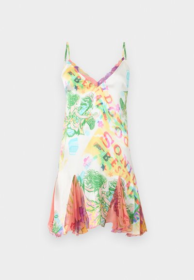 Λευκό φόρεμα με τιράντες με πολύχρωμα τροπικά σχέδια, κείμενο, δαντελένιο τελείωμα στο ντεκολτέ και βολάν σε πορτοκαλί-ροζ αποχρώσεις στο τελείωμα.