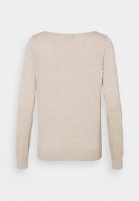 Pull beige à manches longues en tricot avec un col bateau et des poignets et un ourlet côtelés, présenté de dos sur fond blanc.