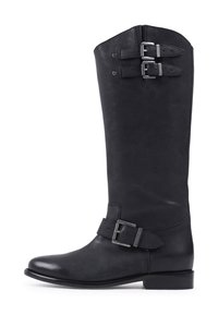 Botas altas de cuero negro hasta la rodilla con punta redonda, dos hebillas metálicas y un tacón bajo y apilado. Textura suave con un acabado sutil.