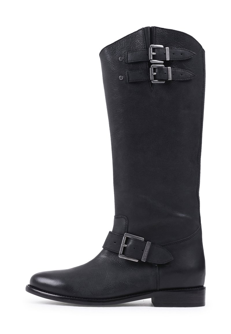 Botas altas de cuero negro hasta la rodilla con punta redonda, dos hebillas metálicas y un tacón bajo y apilado. Textura suave con un acabado sutil.