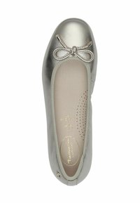 Metallic silberne Ballerinas mit runder Spitze, texturiertem Material und einer dekorativen Schleife an der Vorderseite. Das Innere zeichnet sich durch ein gepolstertes Design aus.