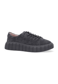 Schwarze Wildleder-Sneaker mit runder Zehenkappe, grauen Schnürsenkeln und einer dicken, geriffelten Gummisohle. Glatte Textur mit minimalistischem Design.