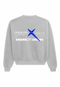 Pelēks sporta krekls, izgatavots no kokvilnas auduma maisījuma, ar apaļu kakla izgriezumu, ribotiem piedurknēm un aizmugurē baltu un zilu grafiku.