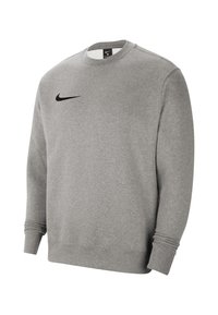 Sudadera gris hecha de material suave, cuenta con un cuello redondo, mangas largas y un logo negro de Nike en el pecho. Puños y dobladillo de canalé.