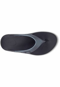 Sort flip-flop sandal med en blød blå rem, tekstureret fodseng og et minimalistisk design. Letvægts og lavet af holdbart materiale.