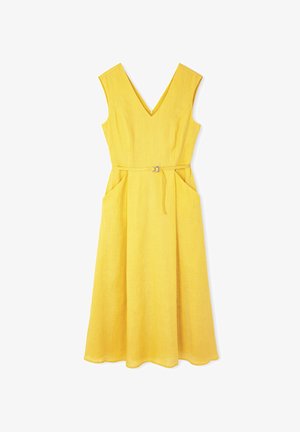 Geel linnen jurk met een V-hals, mouwloos ontwerp, een ceintuur in de taille en twee voorzakken. De rok valt soepel naar een zoomlijn.